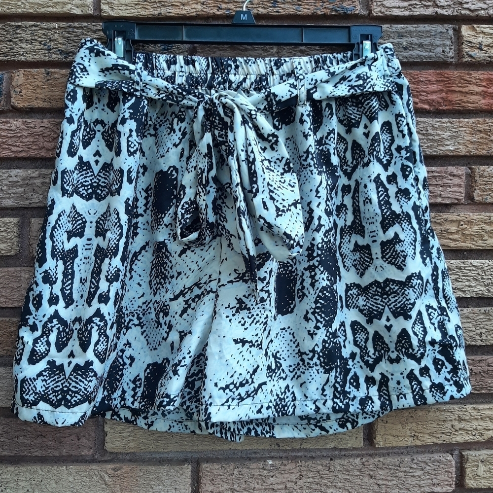 NWT Boohoo Size 6 Snake Print Shorts